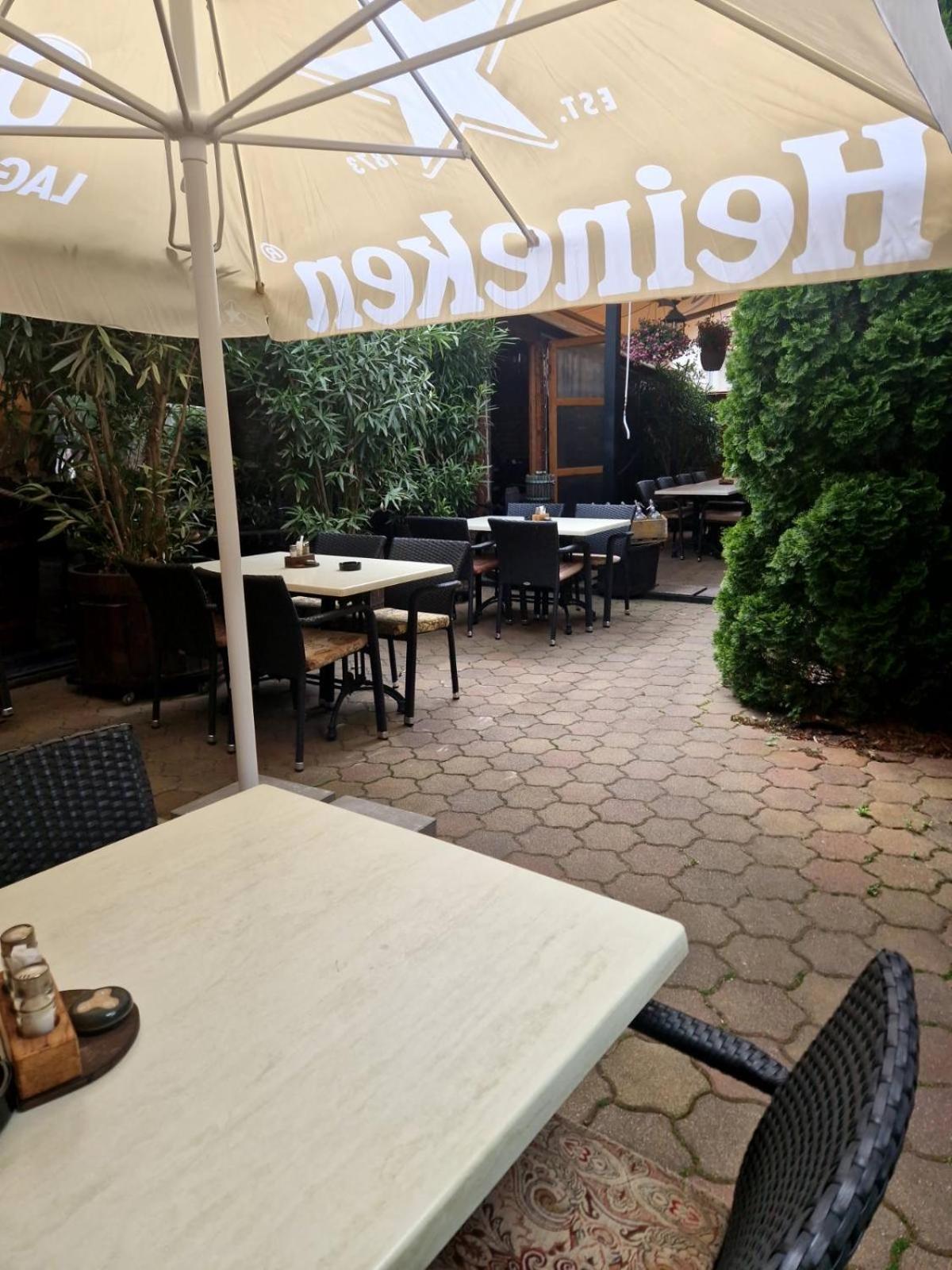 Bacchus Pub Es Panzio Bed & Breakfast Dunaharaszti Luaran gambar
